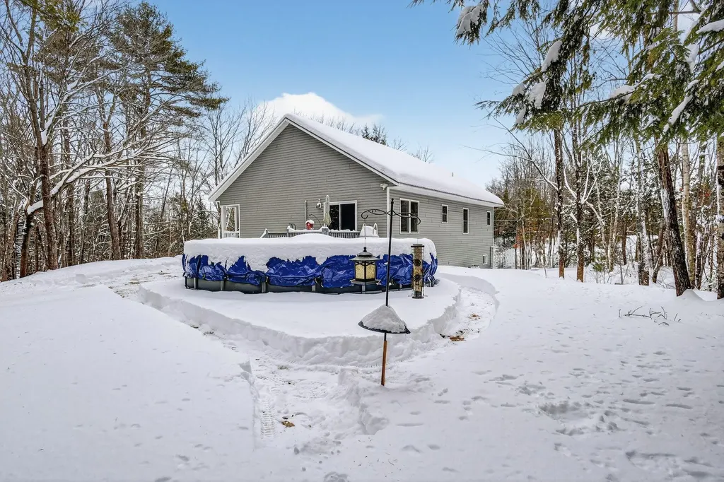 1525 Roosevelt Trail Raymond ME 04071