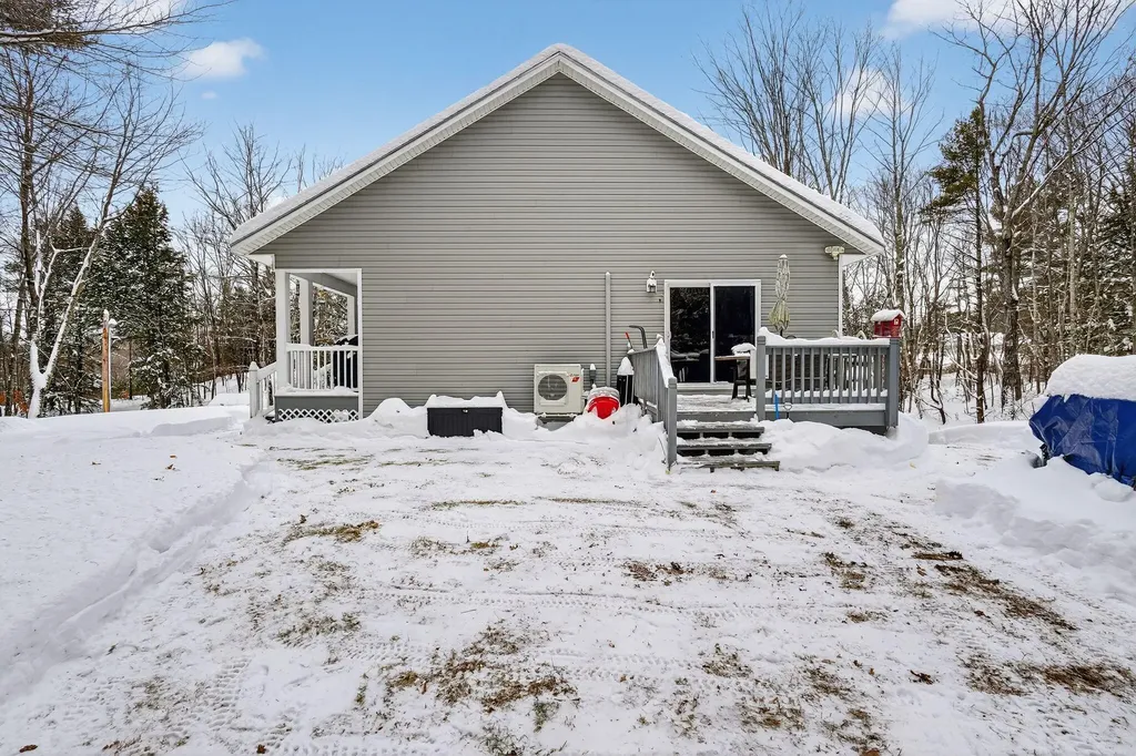 1525 Roosevelt Trail Raymond ME 04071