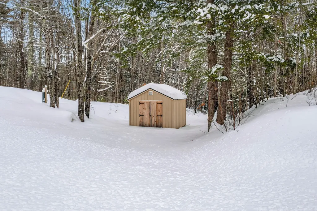 1525 Roosevelt Trail Raymond ME 04071