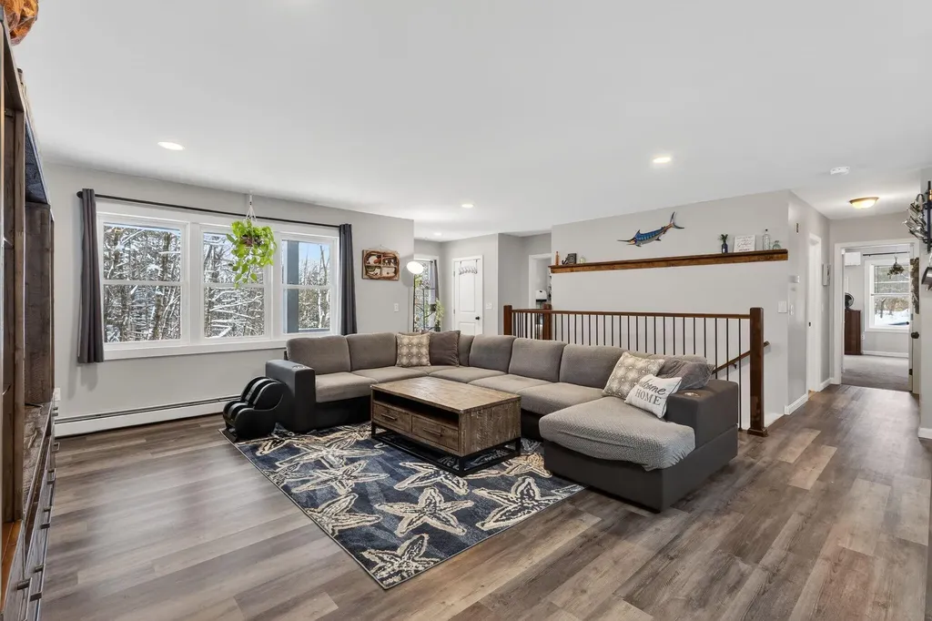 1525 Roosevelt Trail Raymond ME 04071