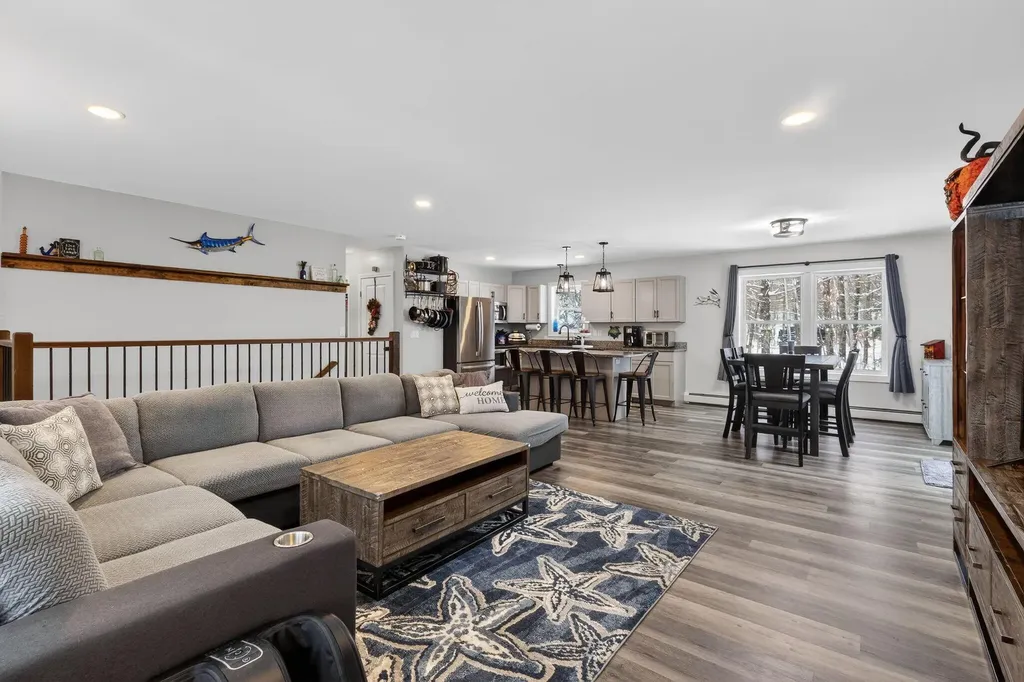 1525 Roosevelt Trail Raymond ME 04071