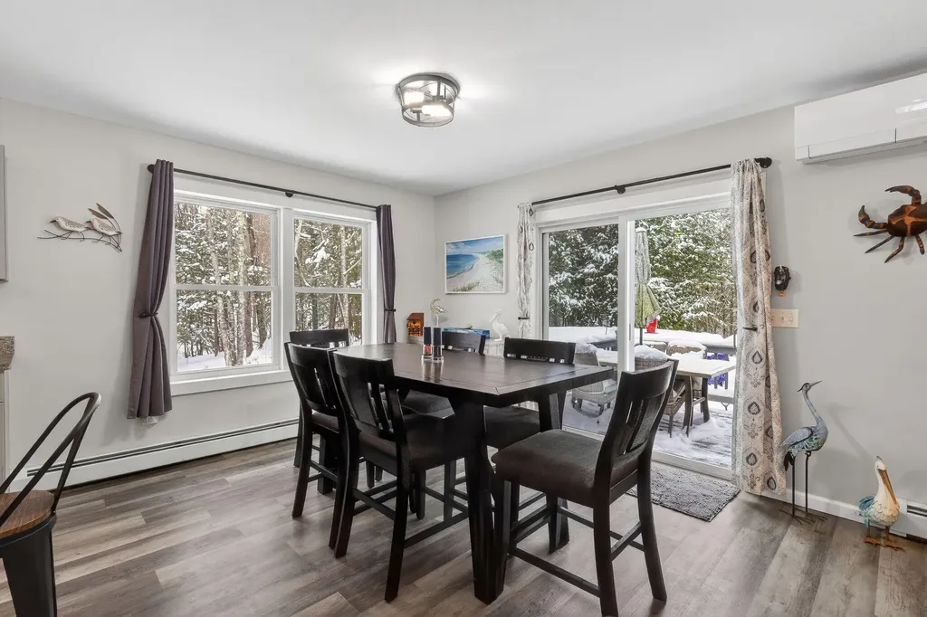 1525 Roosevelt Trail Raymond ME 04071