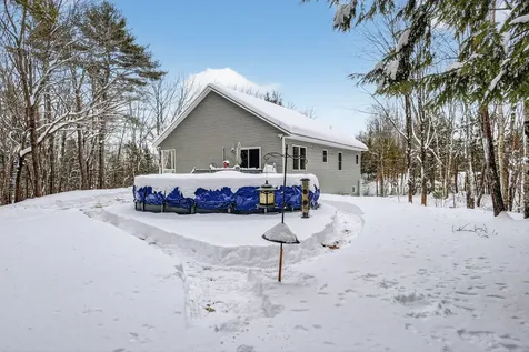1525 Roosevelt Trail Raymond ME 04071