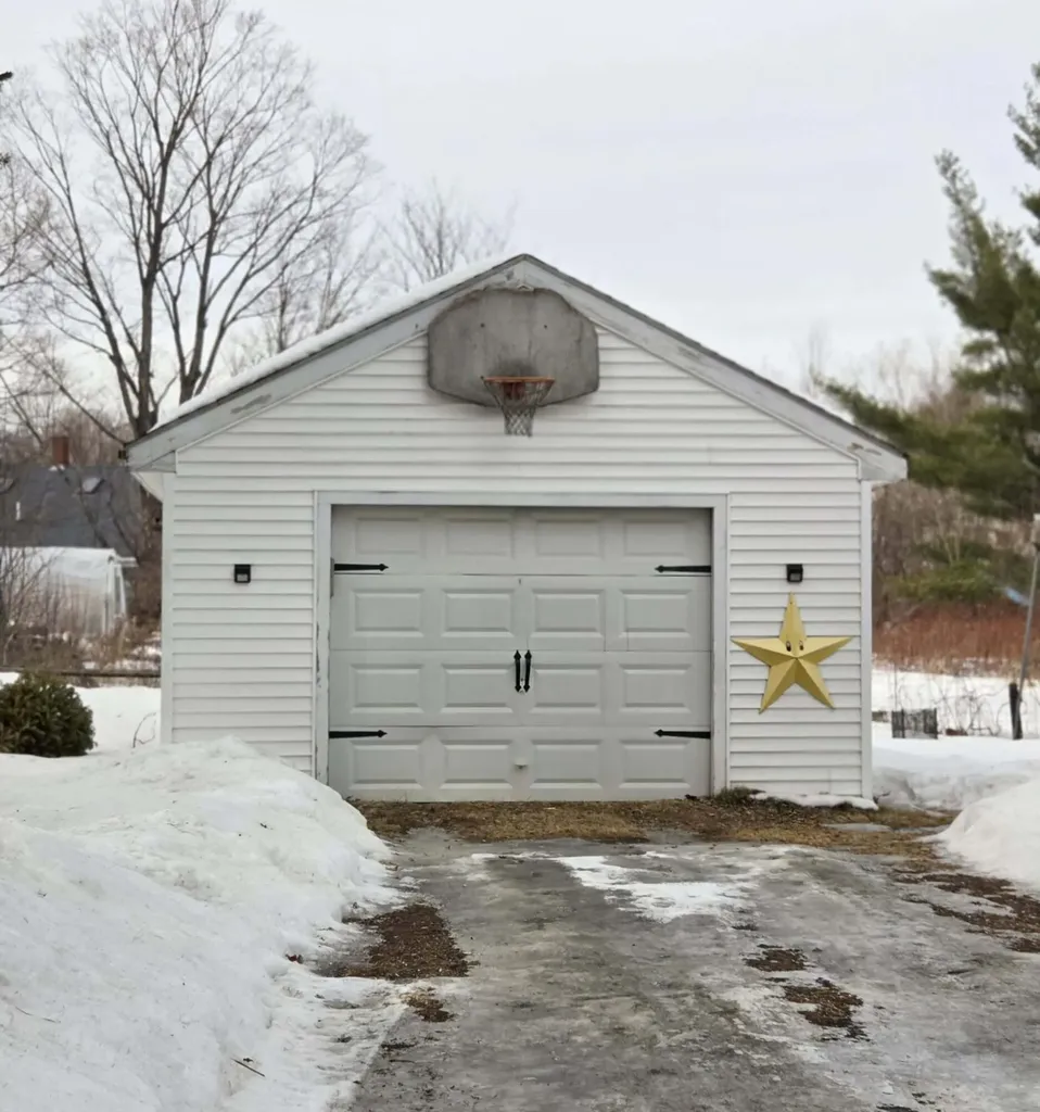 8 Edes Avenue Dover-foxcroft ME 04426