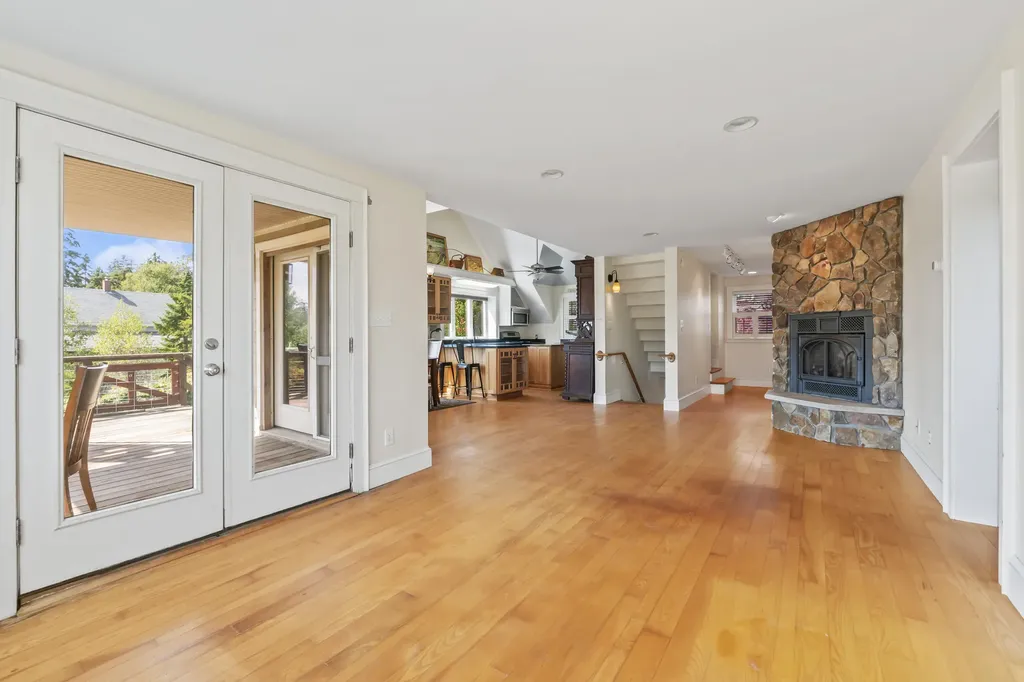 19 Hugh Av Hugh Avenue Harpswell ME 04003