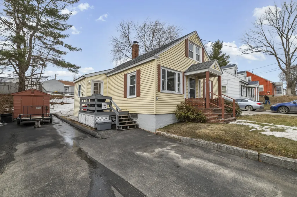 28 Hallowell Street Winslow ME 04901