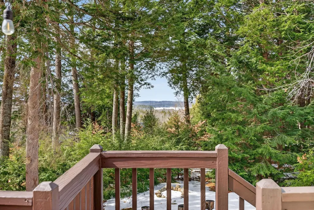 15 Presidential View Raymond ME 04071