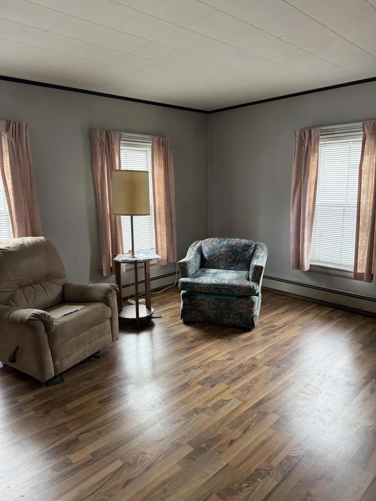 5 Nichol Street Paris ME 04281