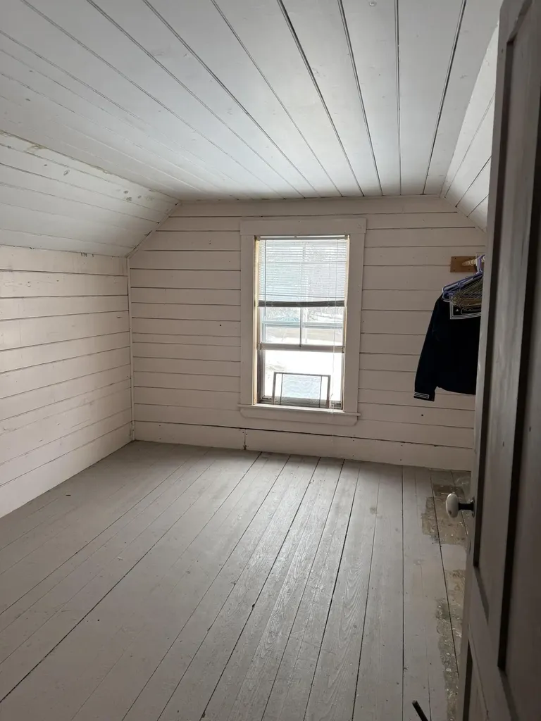 5 Nichol Street Paris ME 04281