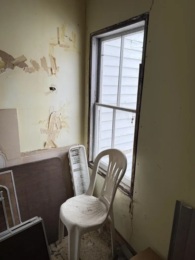 5 Nichol Street Paris ME 04281