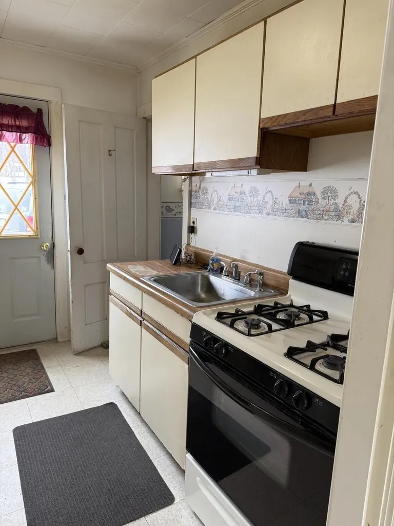 5 Nichol Street Paris ME 04281