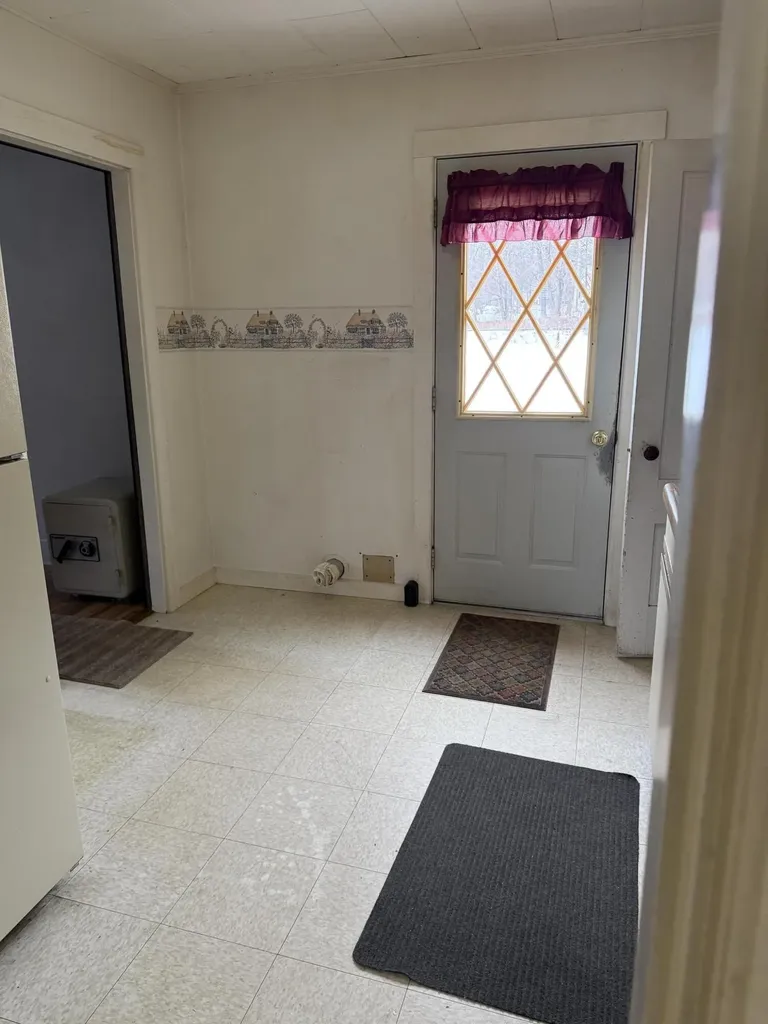 5 Nichol Street Paris ME 04281