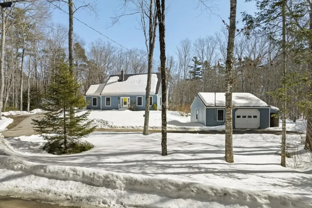 35 Old Farm Road Nobleboro ME 04555