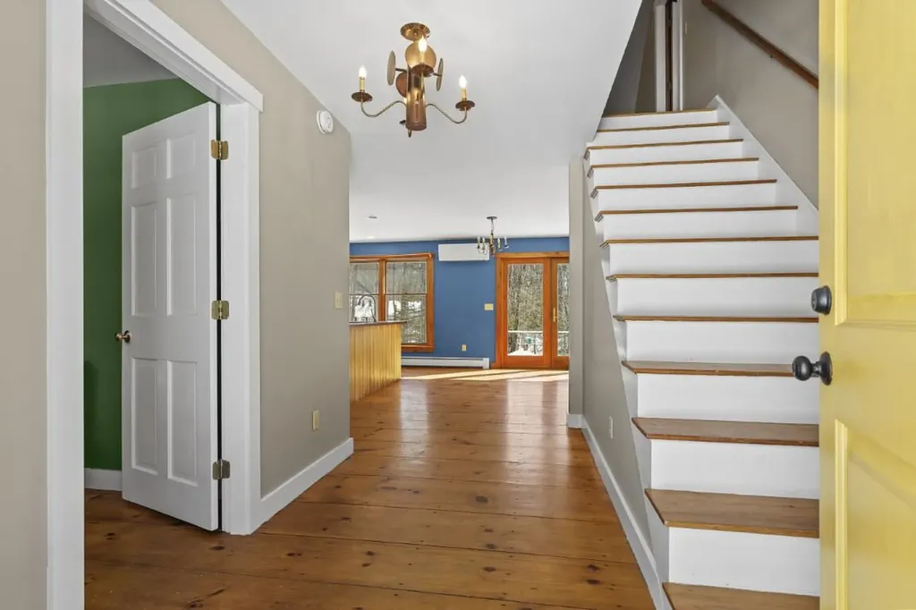 35 Old Farm Road Nobleboro ME 04555