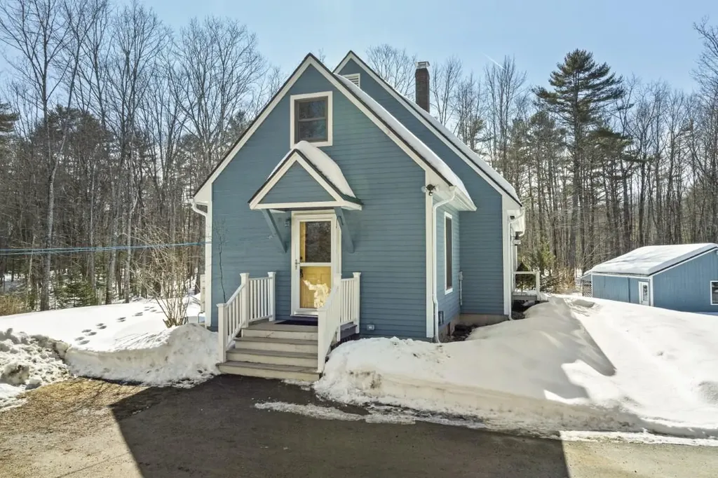 35 Old Farm Road Nobleboro ME 04555