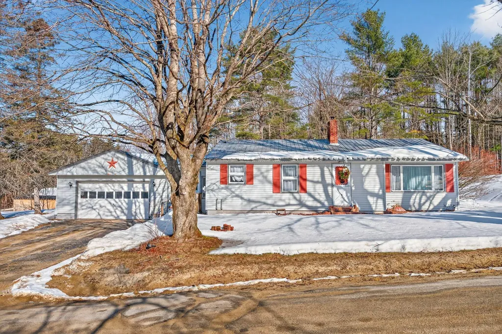 4 Thurlow Avenue Paris ME 04281