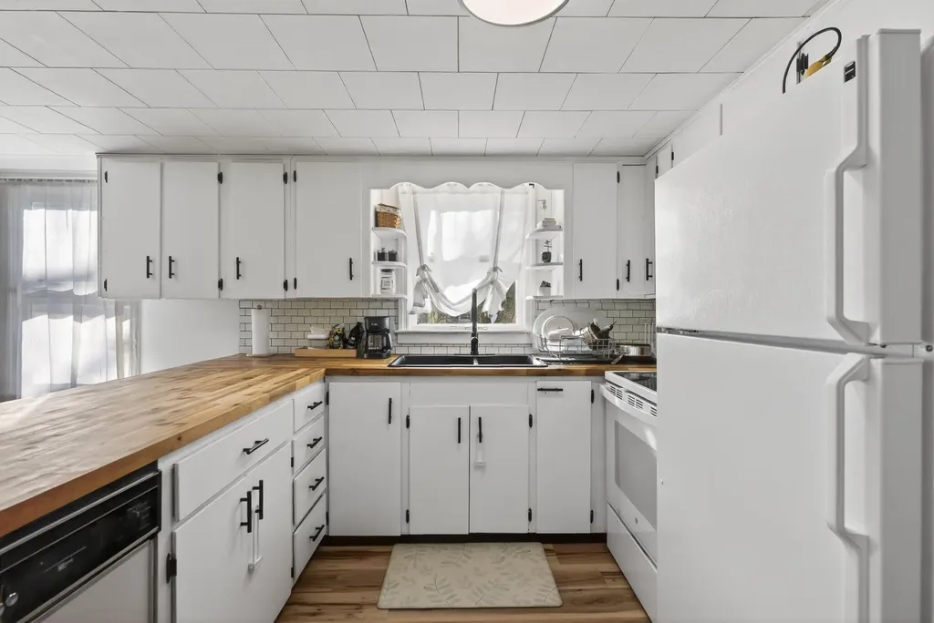 4 Thurlow Avenue Paris ME 04281