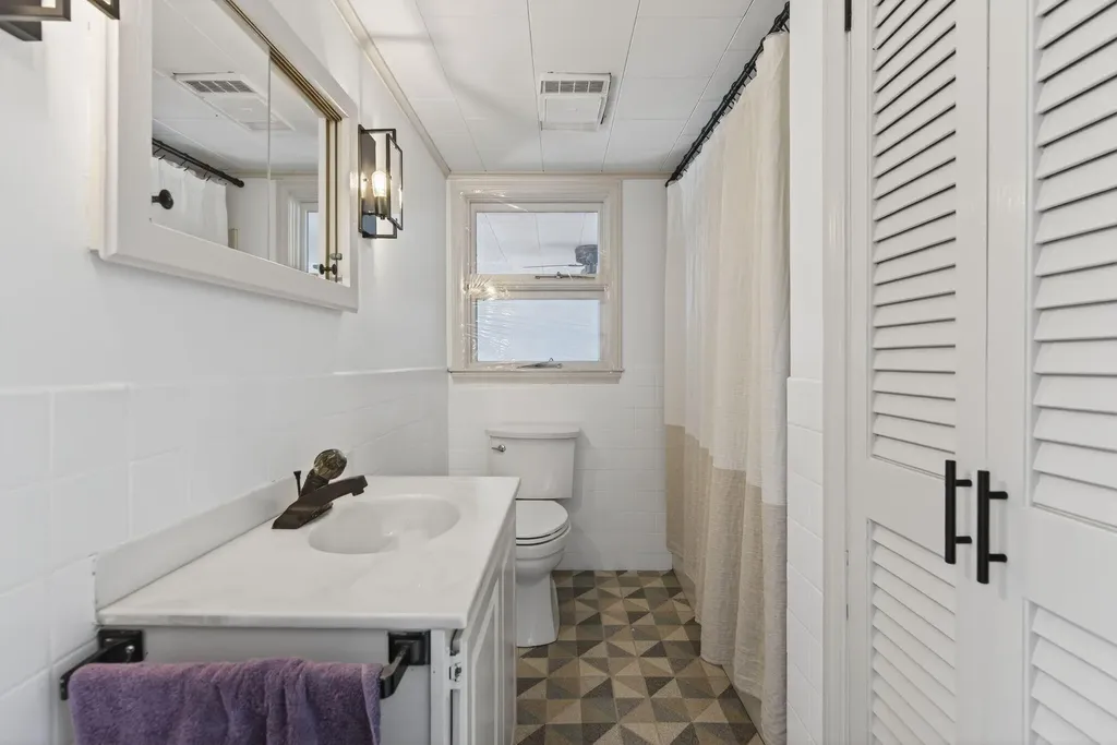 4 Thurlow Avenue Paris ME 04281