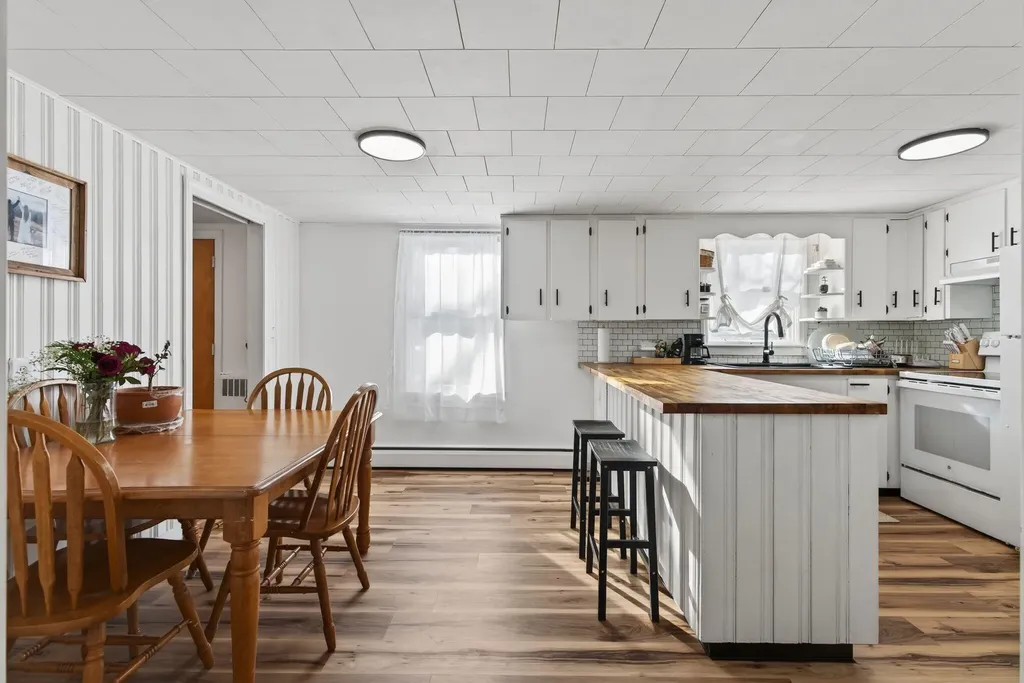 4 Thurlow Avenue Paris ME 04281