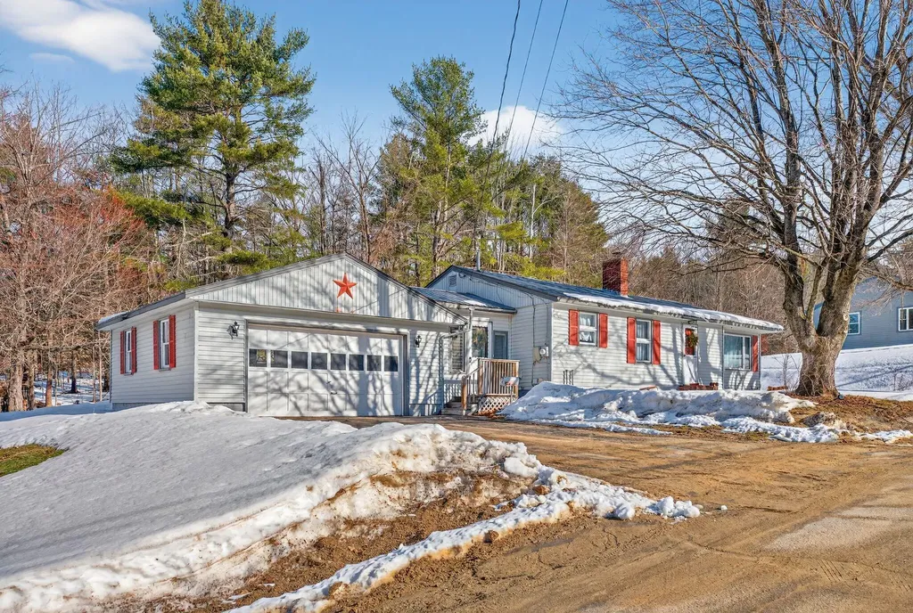 4 Thurlow Avenue Paris ME 04281
