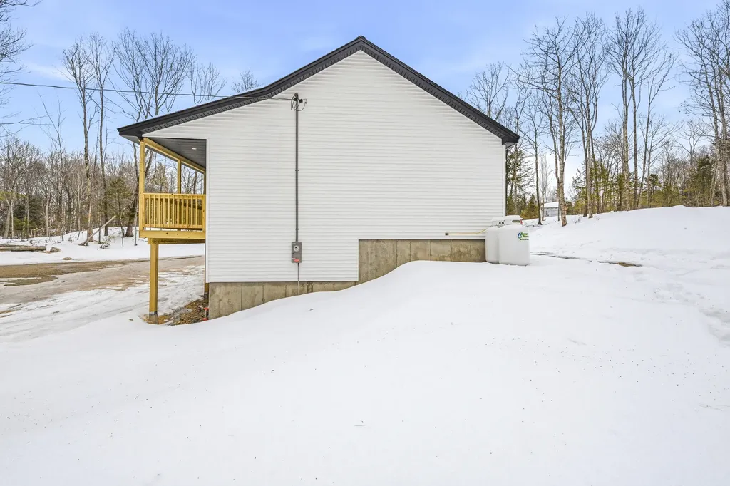 102 Noble Road Oxford ME 04270
