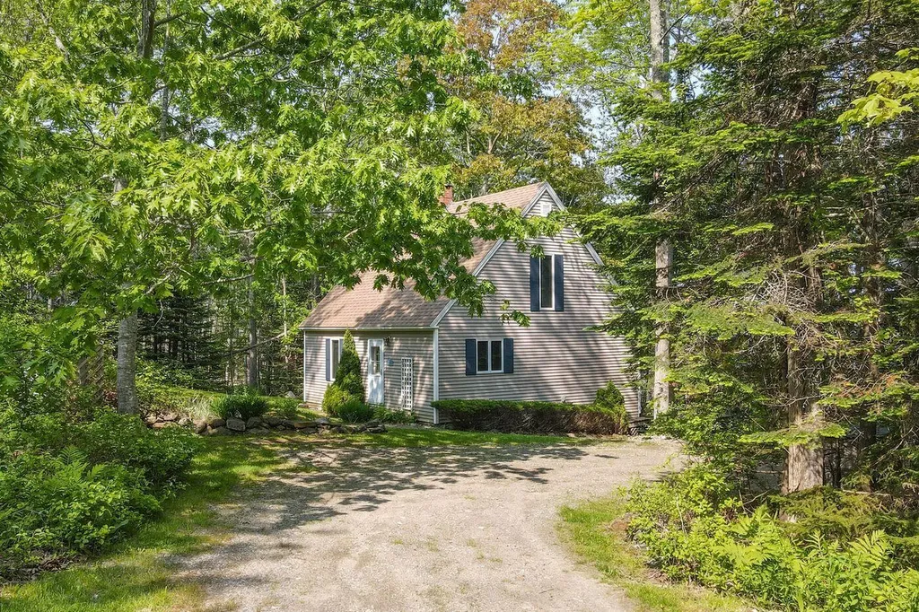 15 Eds Road Camden ME 04843