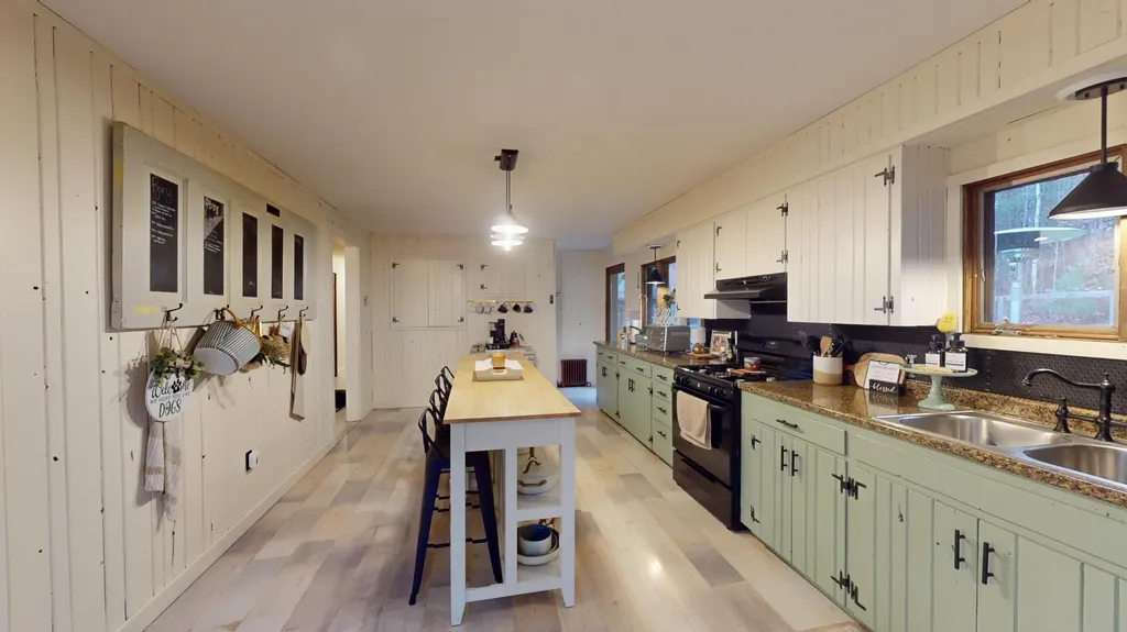 39 S Road Lee ME 04455