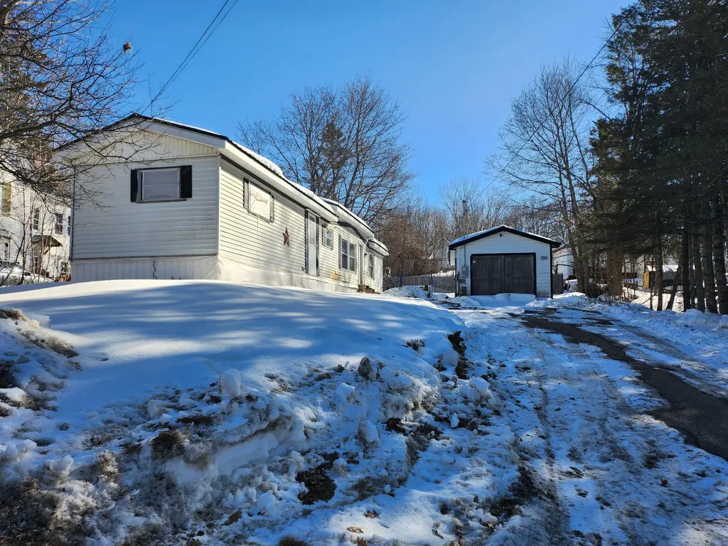 173 Church Dexter ME 04930