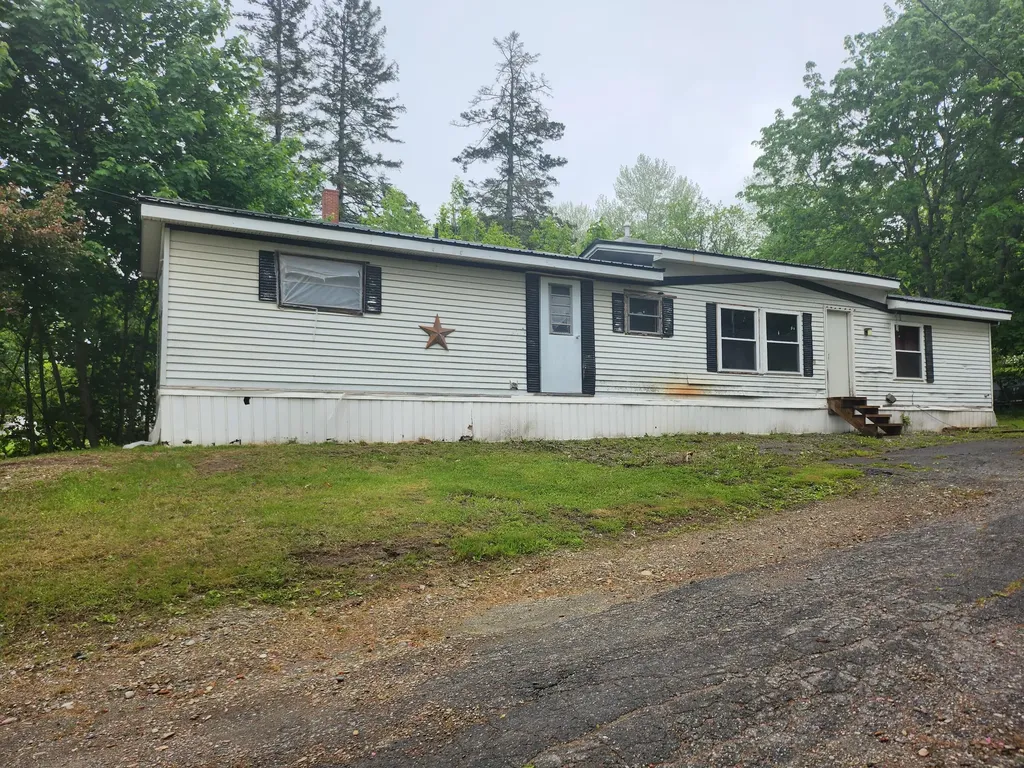 173 Church Dexter ME 04930
