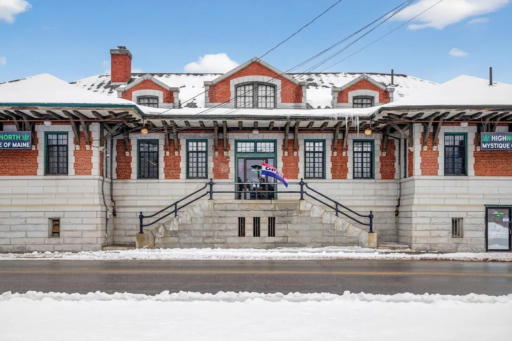 31 Main Avenue Gardiner ME 04345