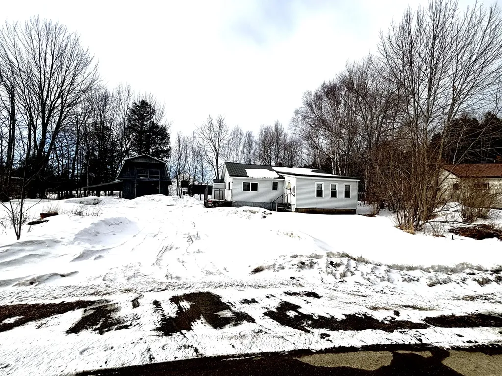6 Horseshoe Road Medway ME 04460