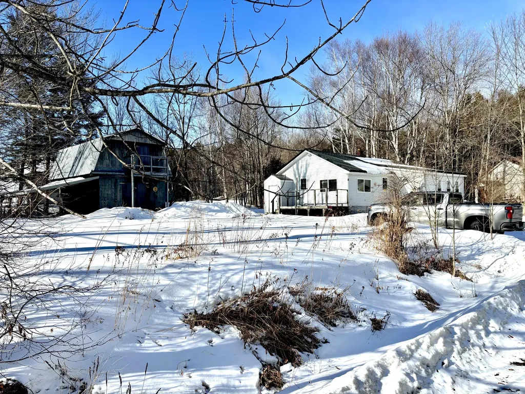 6 Horseshoe Road Medway ME 04460