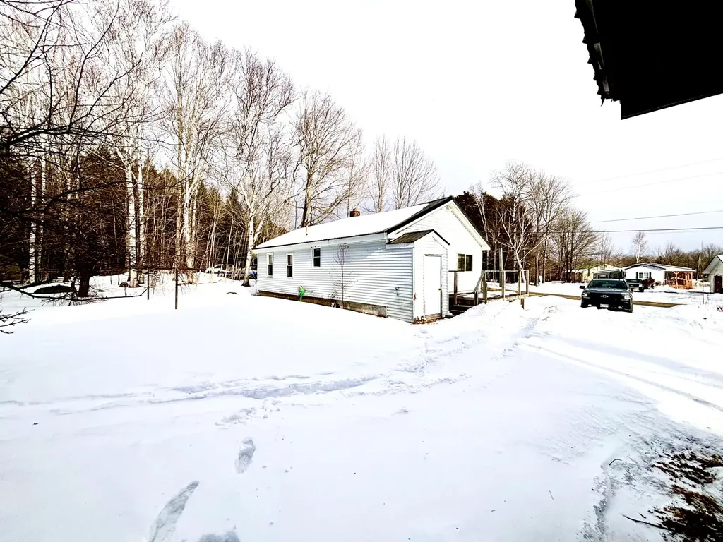 6 Horseshoe Road Medway ME 04460