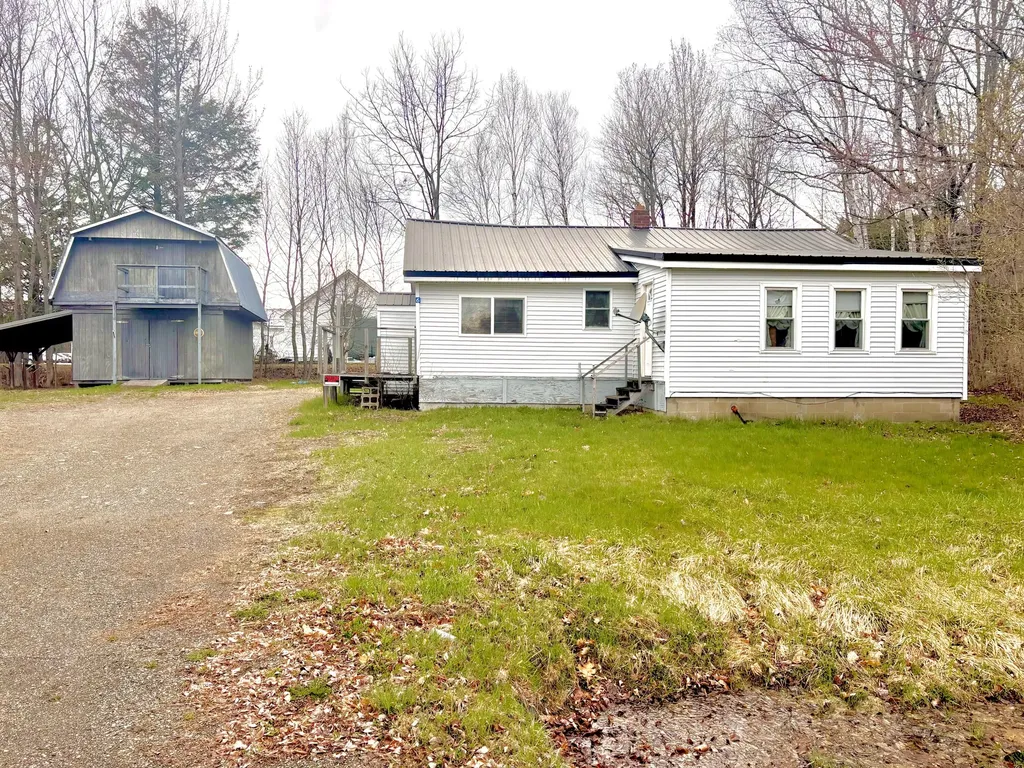 6 Horseshoe Road Medway ME 04460