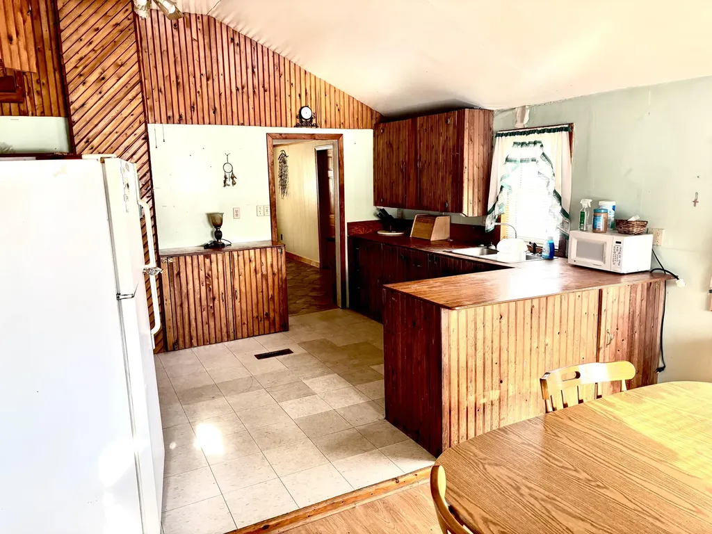 6 Horseshoe Road Medway ME 04460