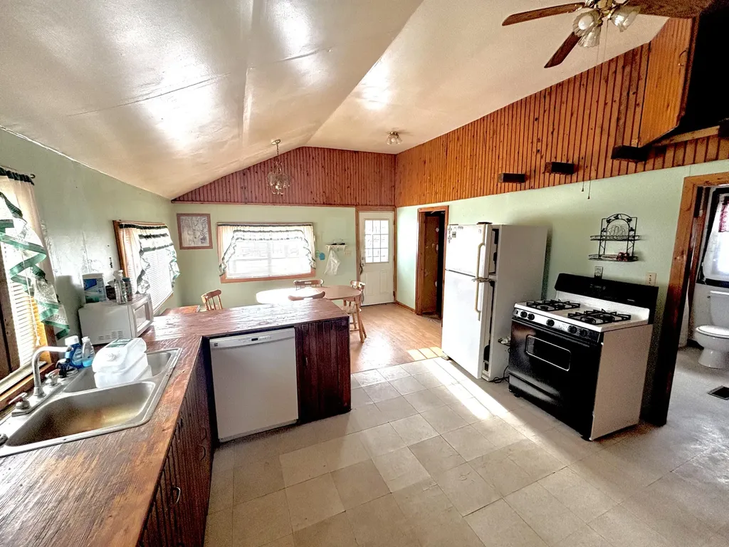 6 Horseshoe Road Medway ME 04460