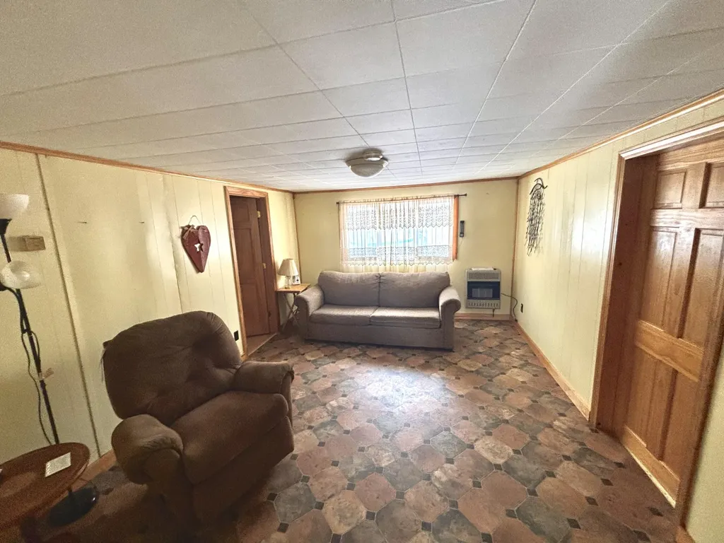 6 Horseshoe Road Medway ME 04460