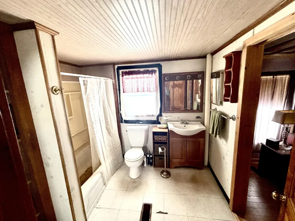 6 Horseshoe Road Medway ME 04460