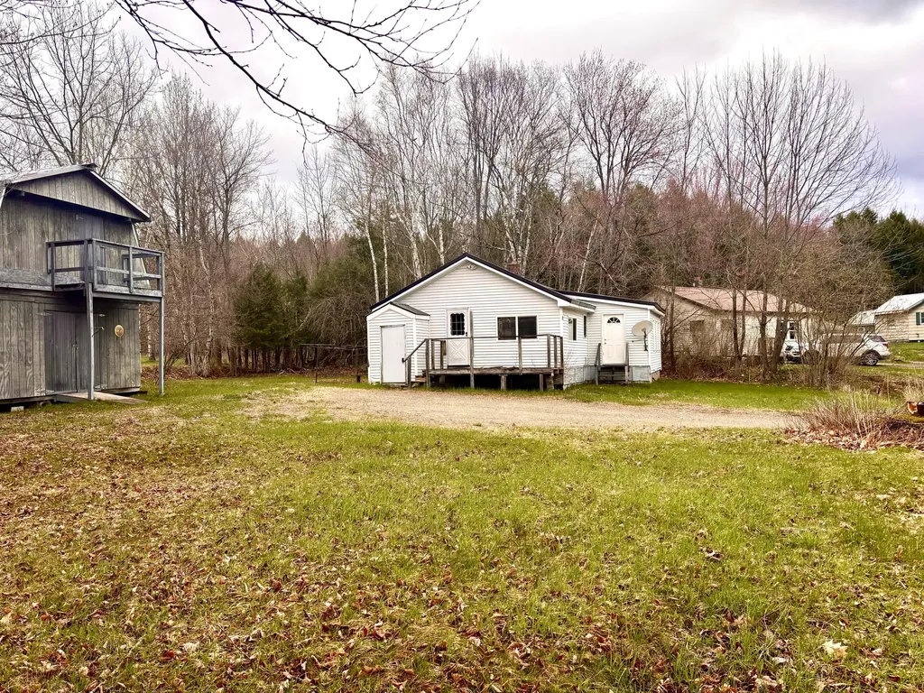 6 Horseshoe Road Medway ME 04460
