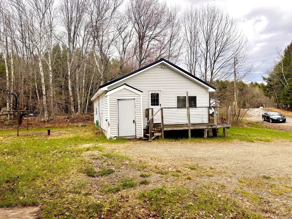 6 Horseshoe Road Medway ME 04460