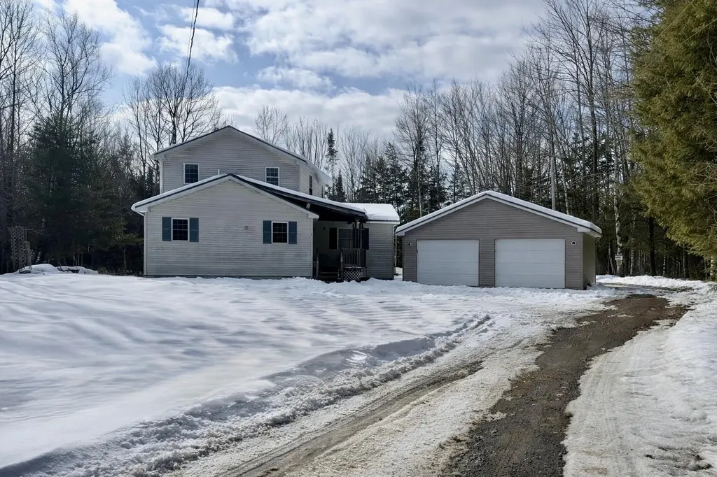 8 Martins Lane Glenburn ME 04401