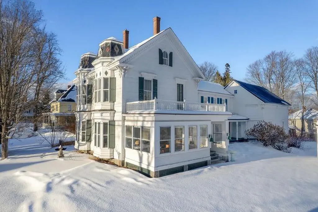 859 W Main Street Dover-foxcroft ME 04426