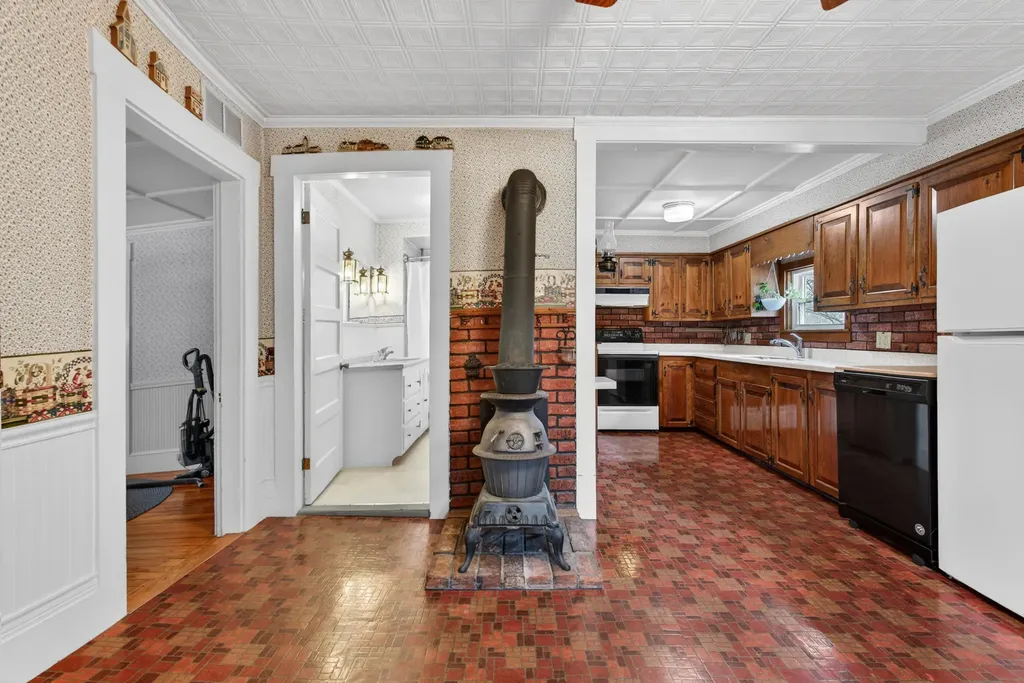 13 Grove Avenue Sanford ME 04073