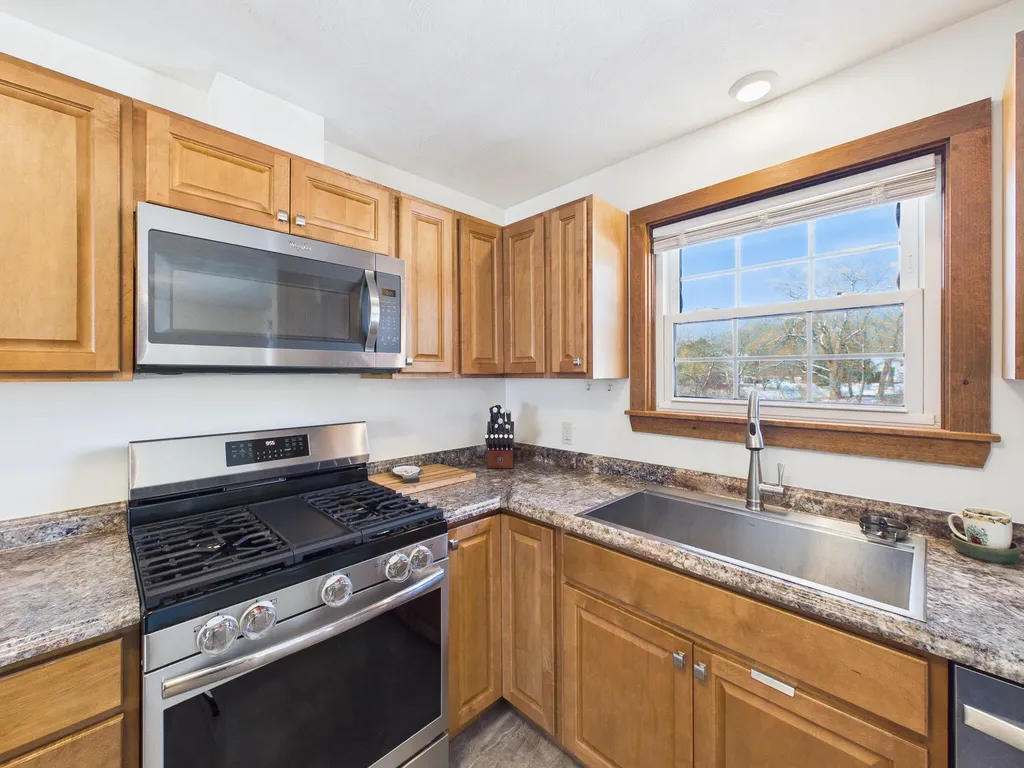 18 Booker Street Thomaston ME 04861
