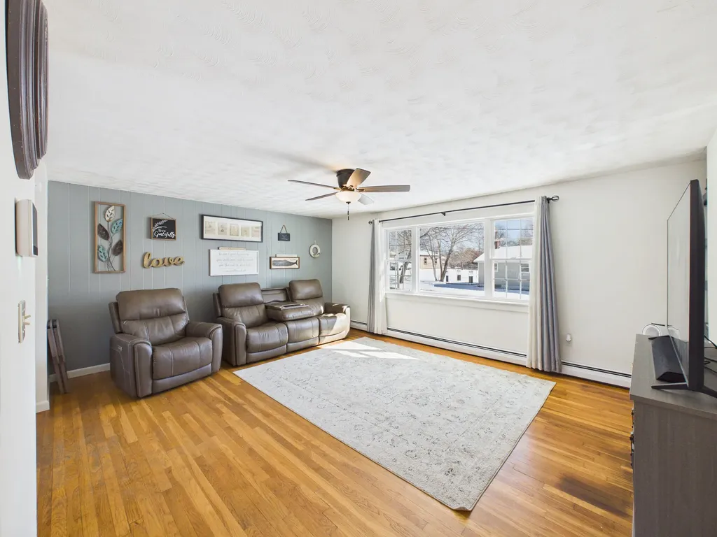 18 Booker Street Thomaston ME 04861