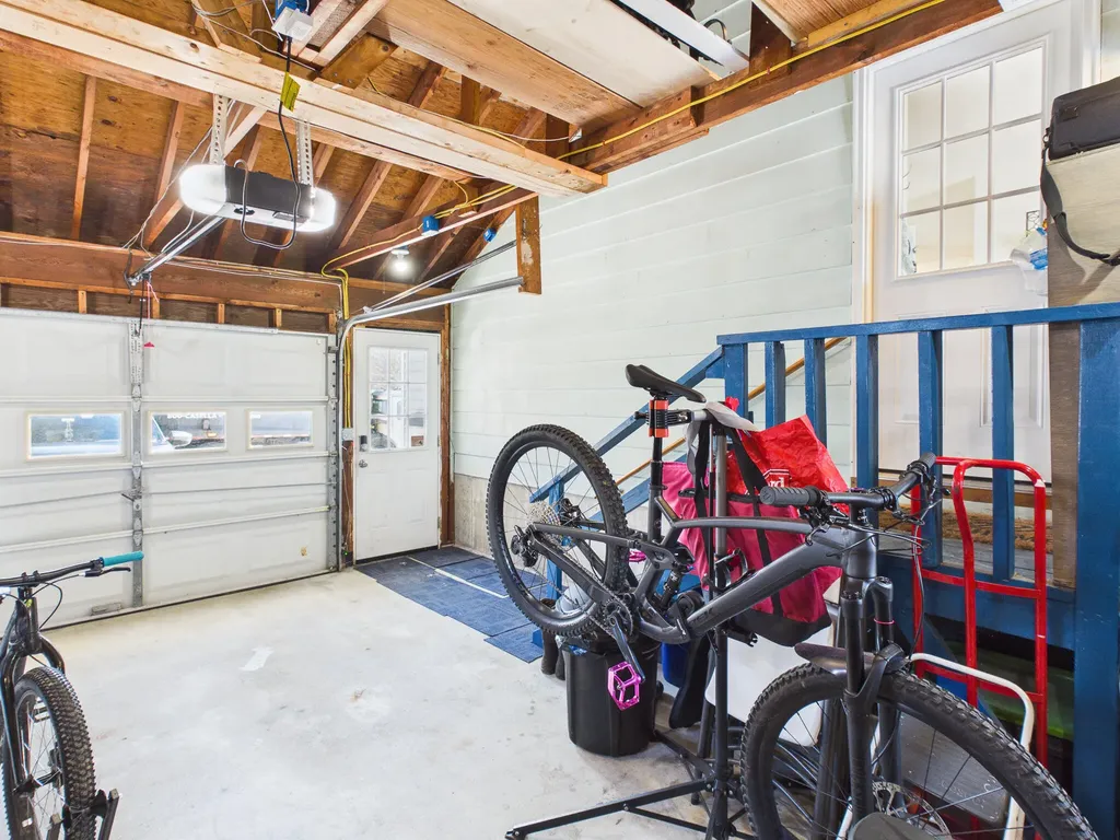 18 Booker Street Thomaston ME 04861