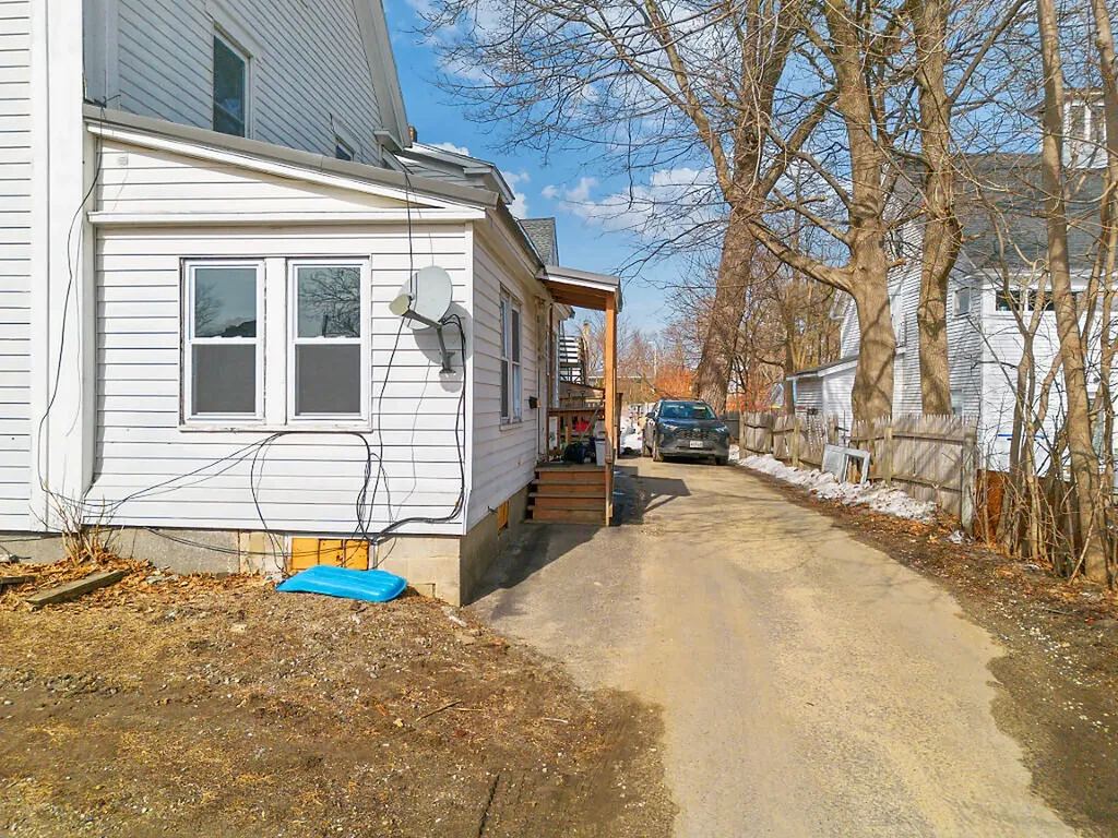51 Bowdoin Street Winthrop ME 04364