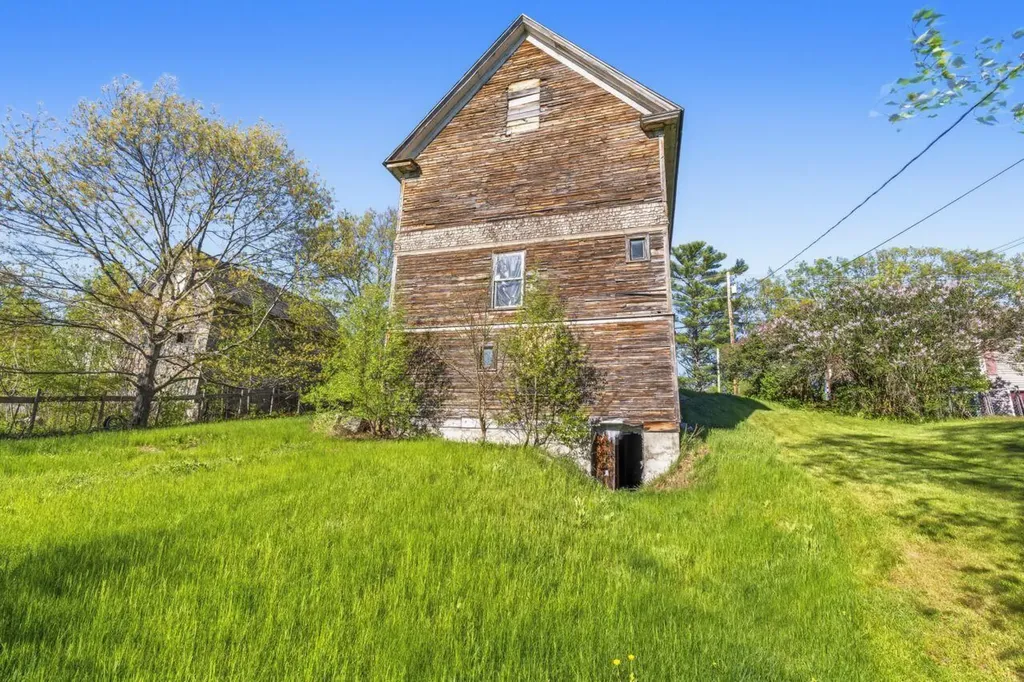 79 Pittsfield Avenue Hartland ME 04943