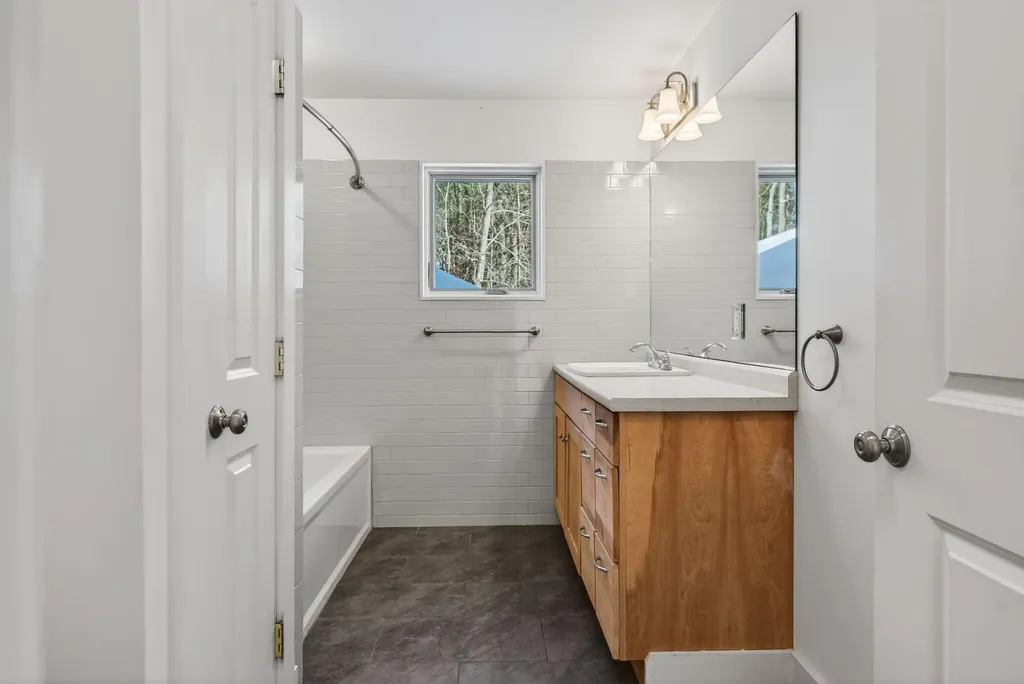28 Nyasa Lane Brunswick ME 04011