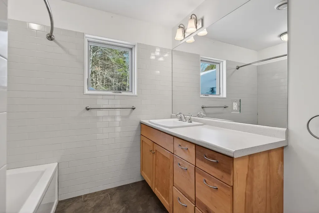 28 Nyasa Lane Brunswick ME 04011